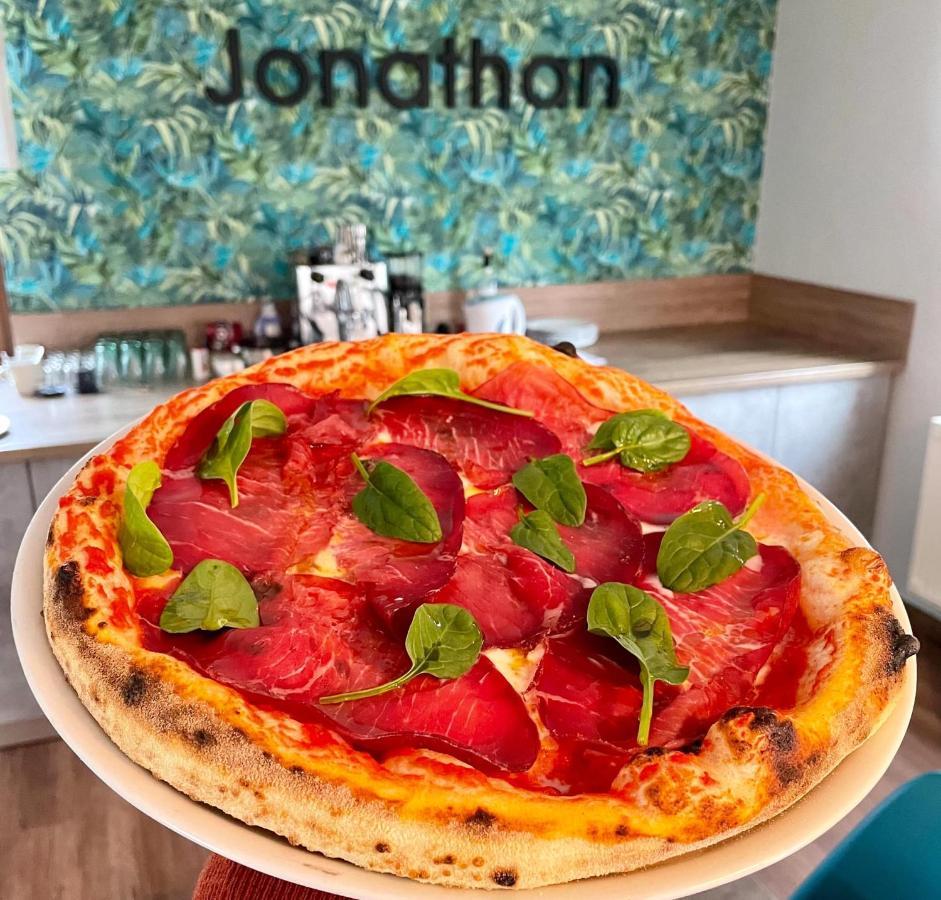 Jonathan Bed&Pizza Komárom Exterior photo